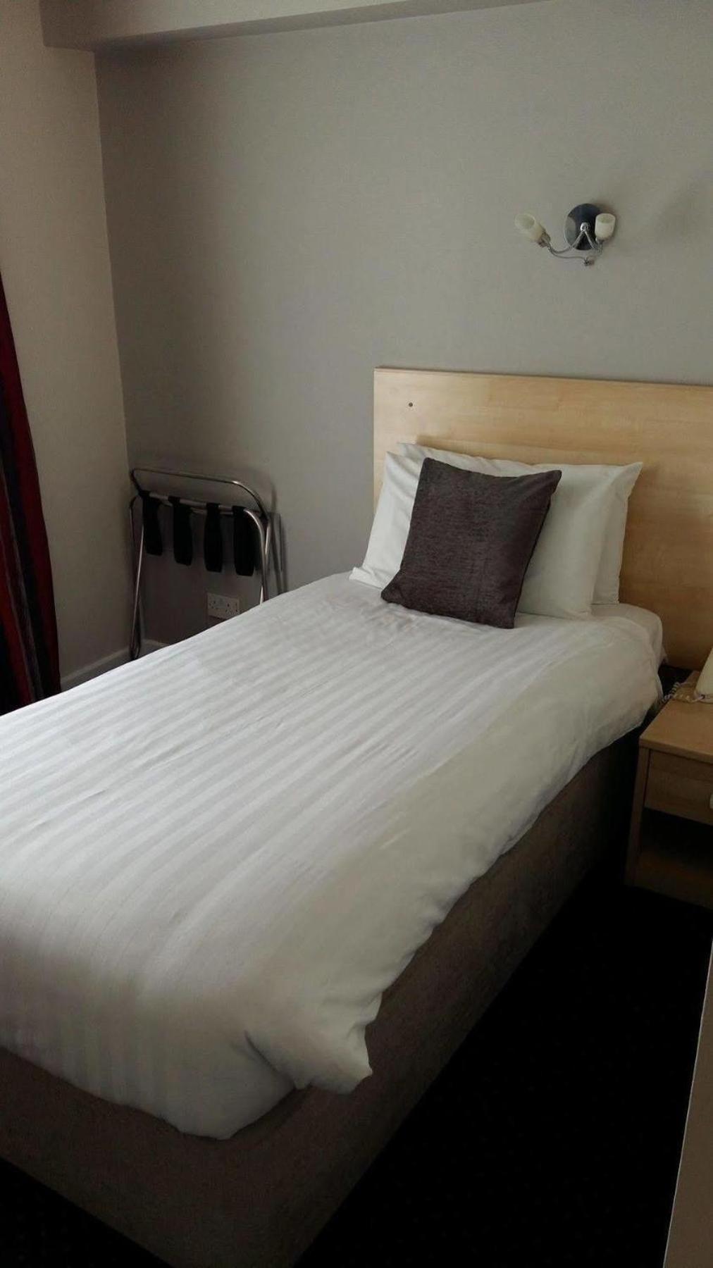 Cambridge Hotel Waterfront Brighouse Ngoại thất bức ảnh
